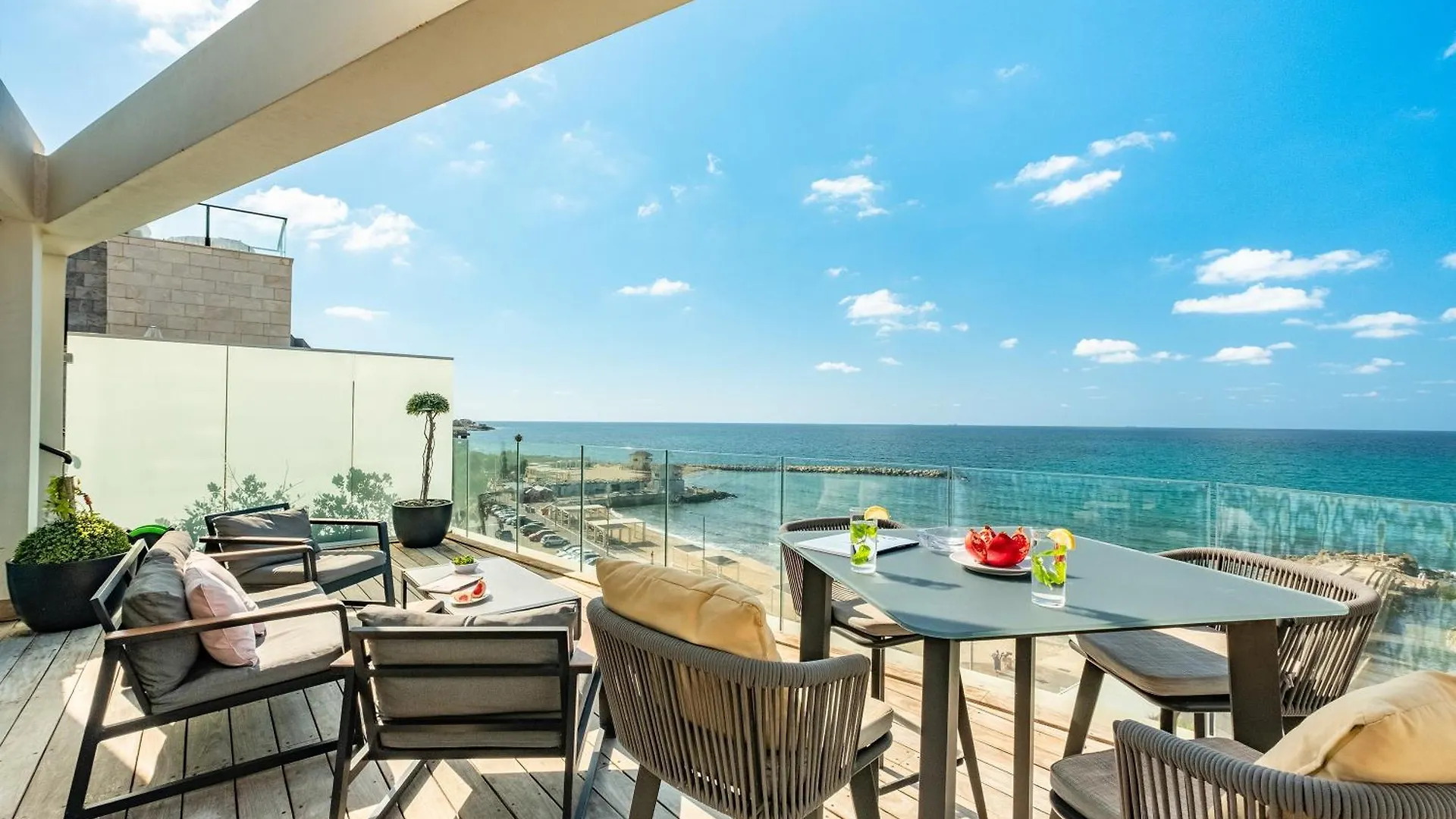 חיפה Penthouse 3Br + Roof Top + Parking - On The Beach 0*,  ישראל