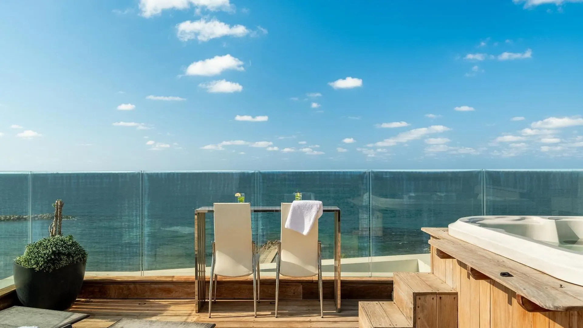 דירה חיפה Penthouse 3Br + Roof Top + Parking - On The Beach ישראל