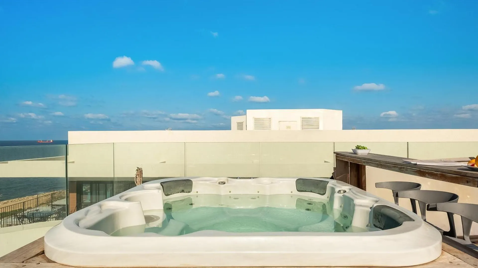 דירה חיפה Penthouse 3Br + Roof Top + Parking - On The Beach