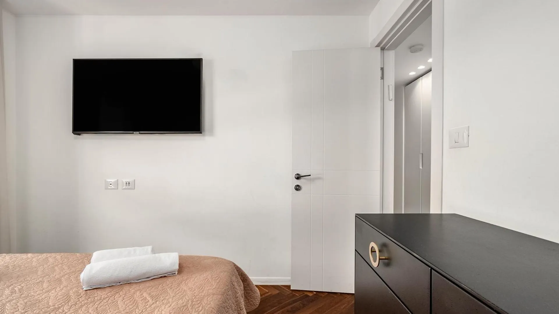 חיפה Penthouse 3Br + Roof Top + Parking - On The Beach 0*,  ישראל