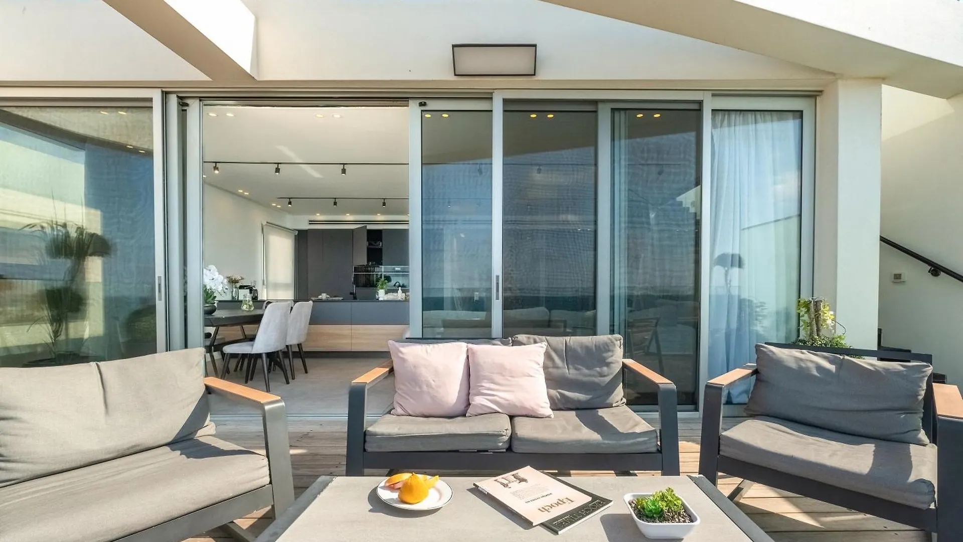 Penthouse 3Br + Roof Top + Parking - On The Beach Haifa Lägenhet