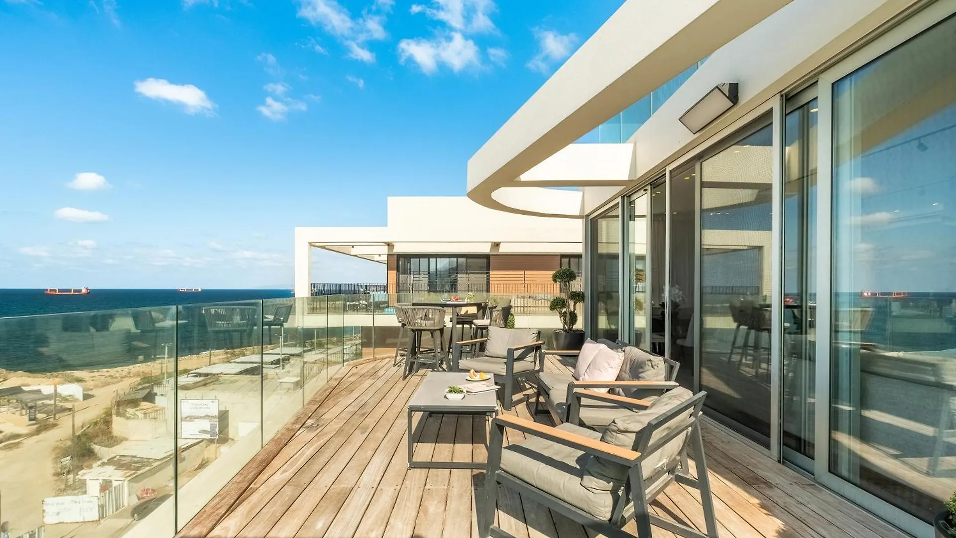 Penthouse 3Br + Roof Top + Parking - On The Beach Haifa